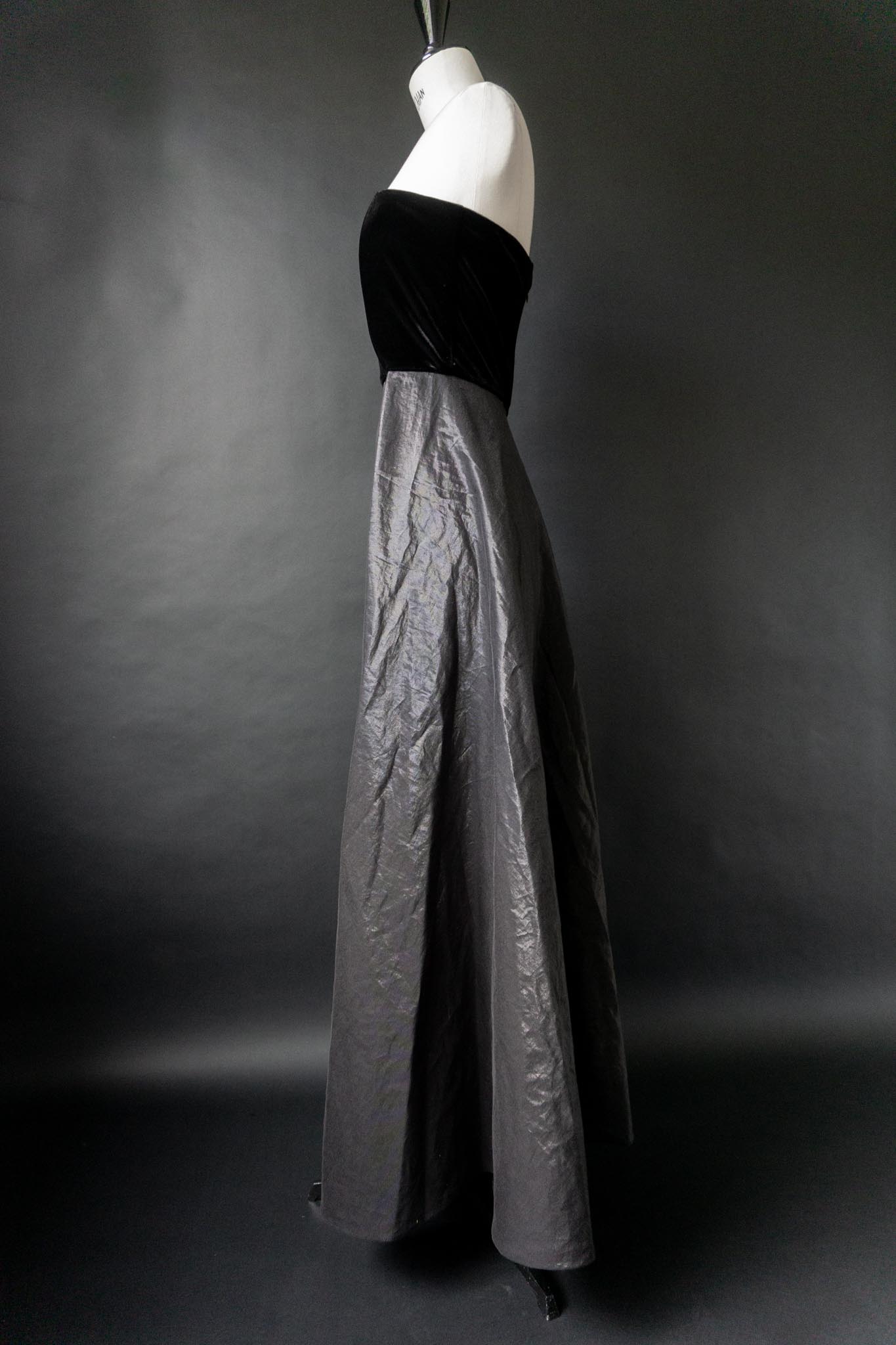 Vintage 90s Samt Maxikleid mit weitem Taftrock in Schwarz, M–L