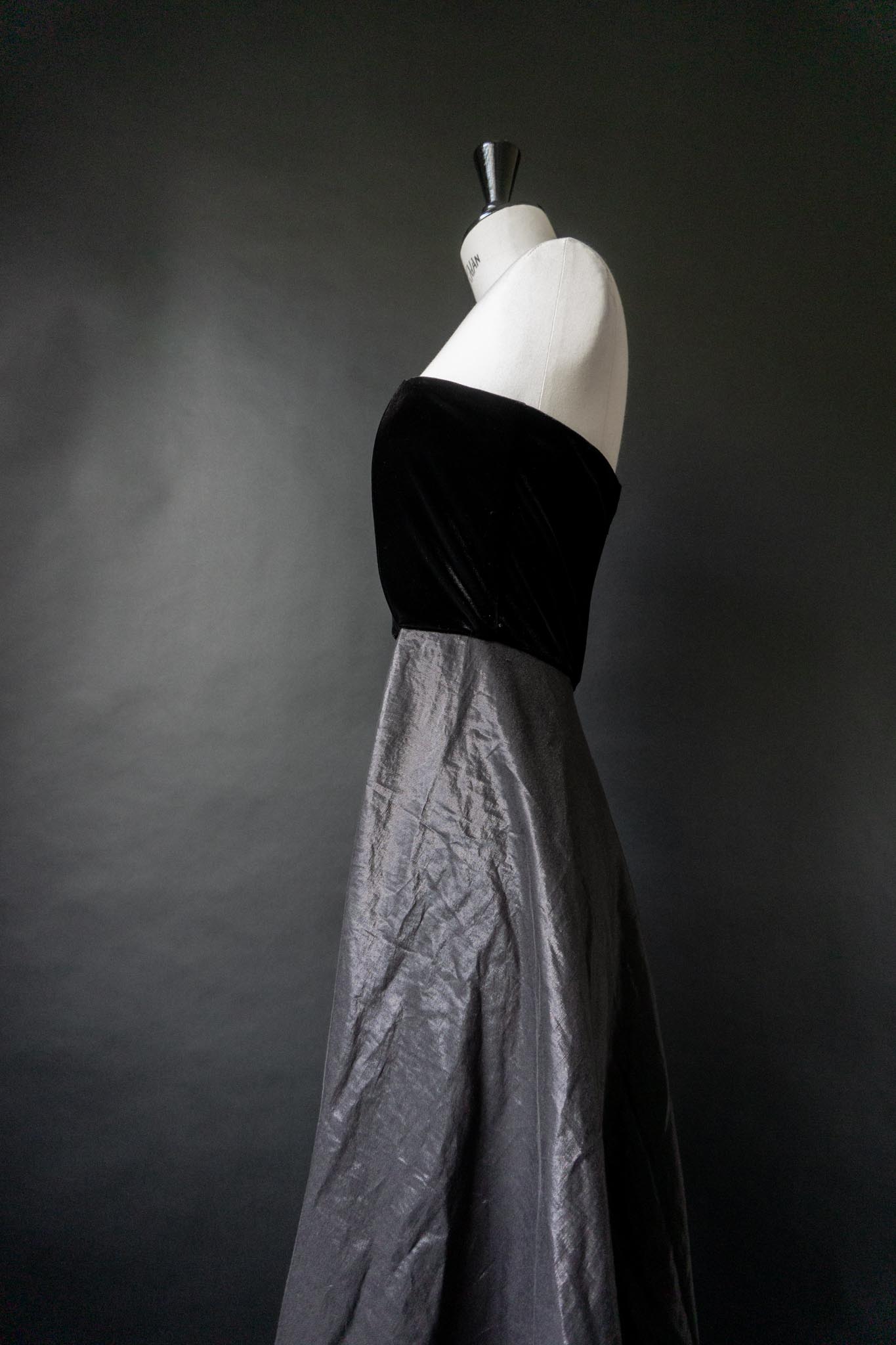 Vintage 90s Samt Maxikleid mit weitem Taftrock in Schwarz, M–L