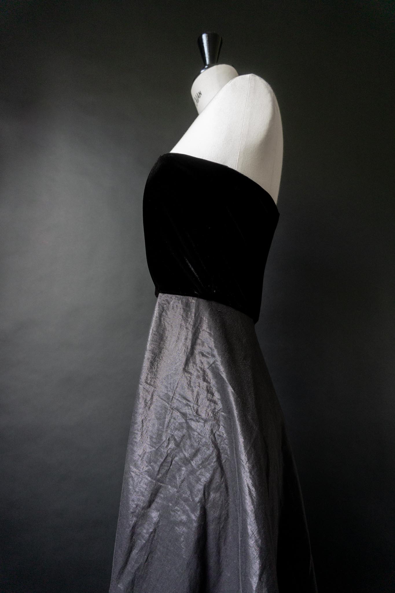 Vintage 90s Samt Maxikleid mit weitem Taftrock in Schwarz, M–L