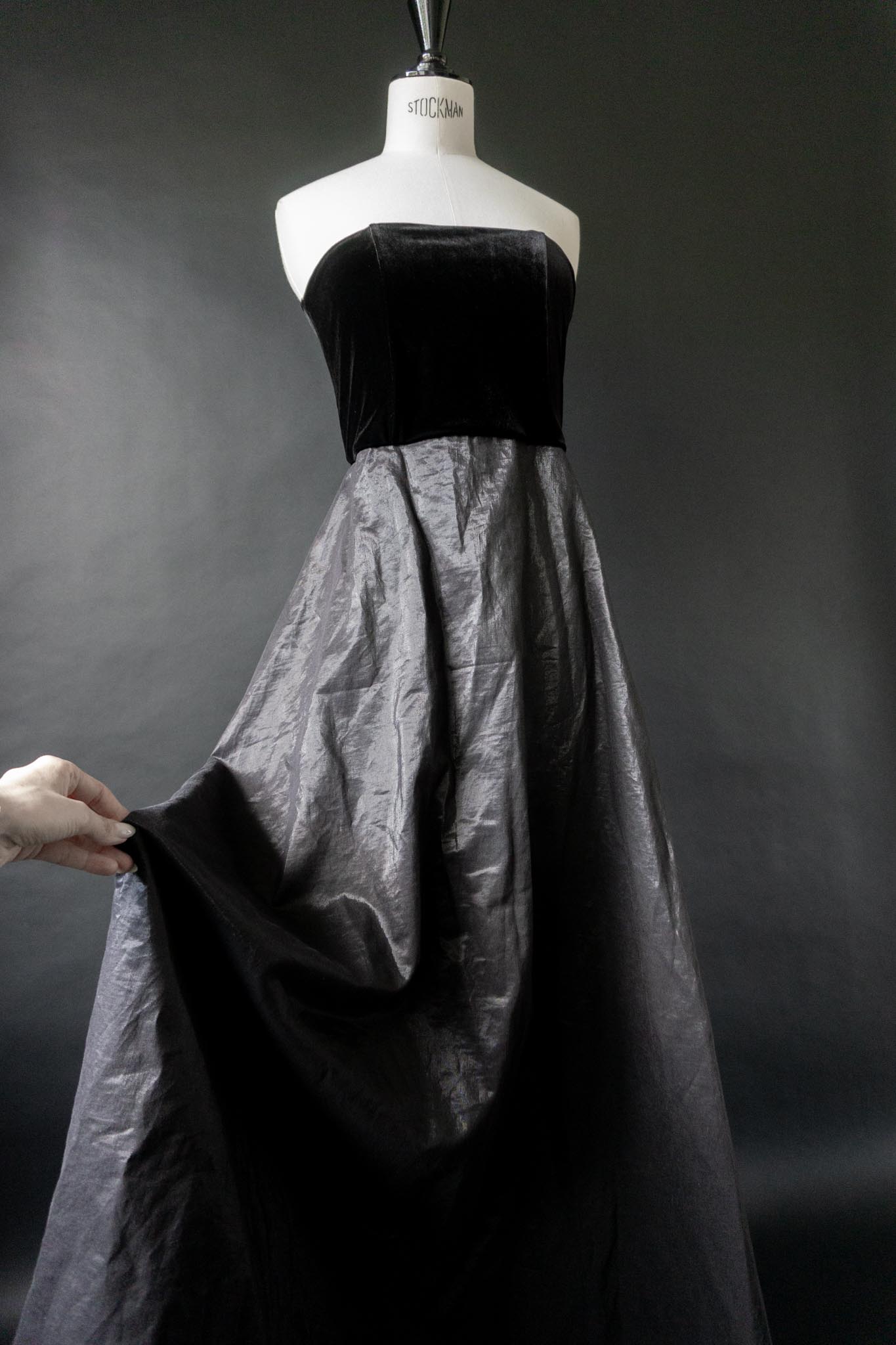 Vintage 90s Samt Maxikleid mit weitem Taftrock in Schwarz, M–L