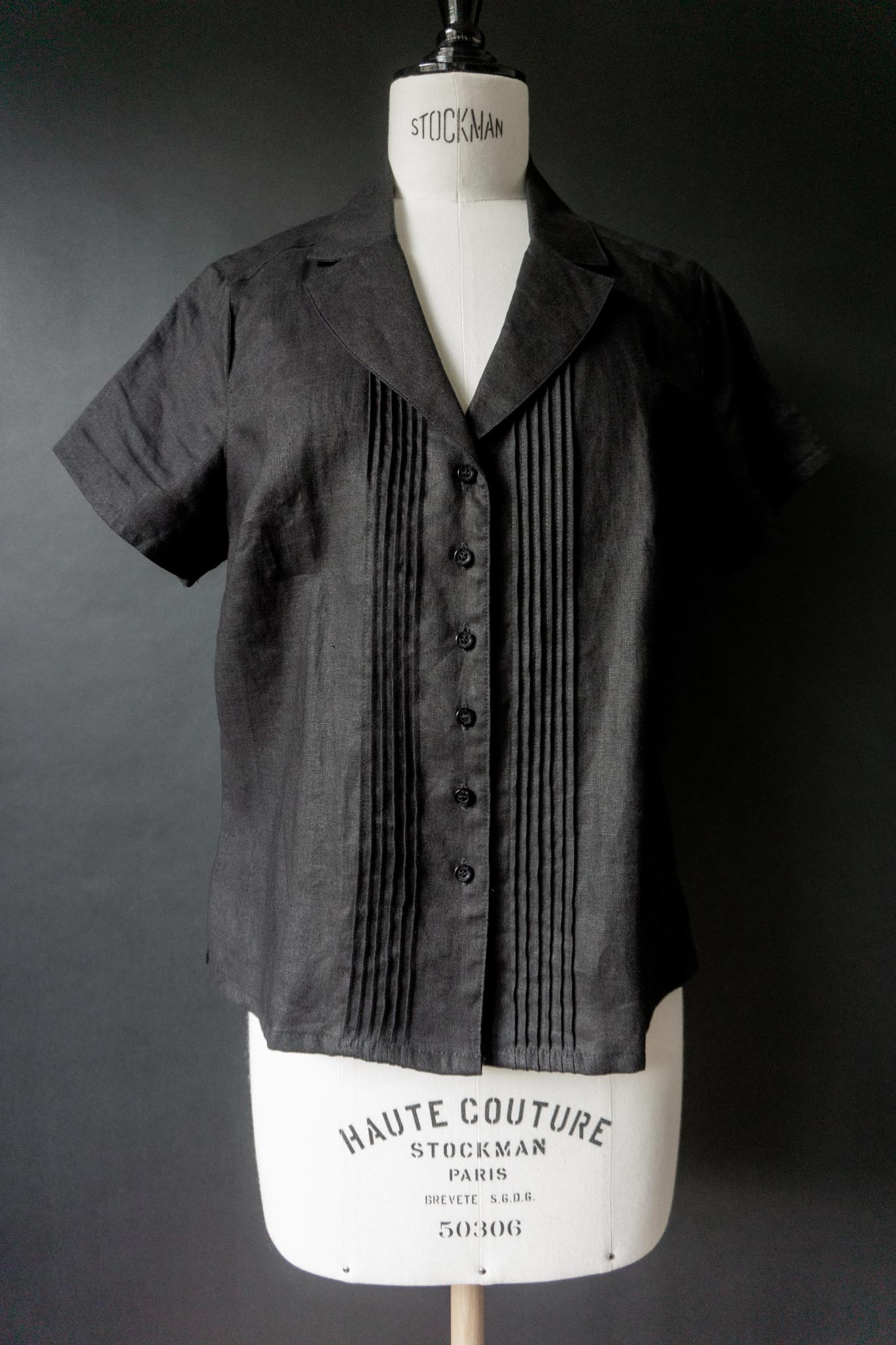 Schwarzes Vintage Kurzarmhemd aus Leinen mit Biesen, S–M
