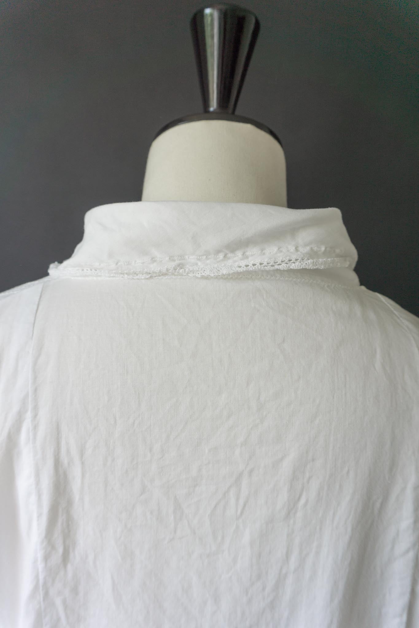 Antikes Baumwoll-Nachthemd mit Biesen und Spitze, M–XL theplaincircle vintage