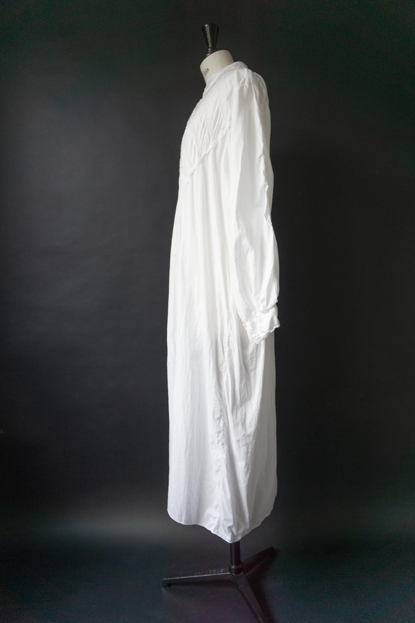 Antikes Baumwoll-Nachthemd mit Biesen und Spitze, M–XL theplaincircle vintage