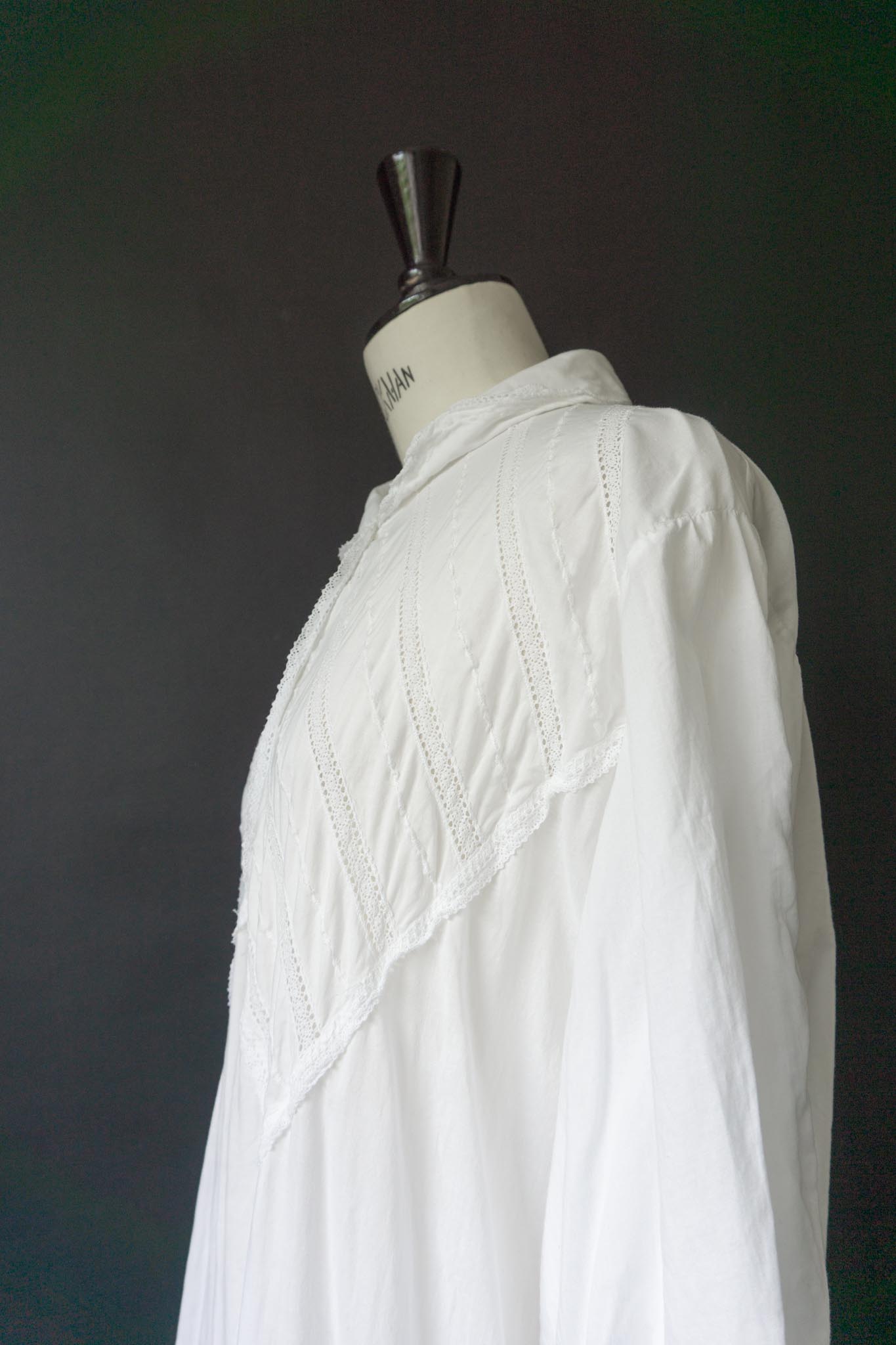 Antikes Baumwoll-Nachthemd mit Biesen und Spitze, M–XL theplaincircle vintage
