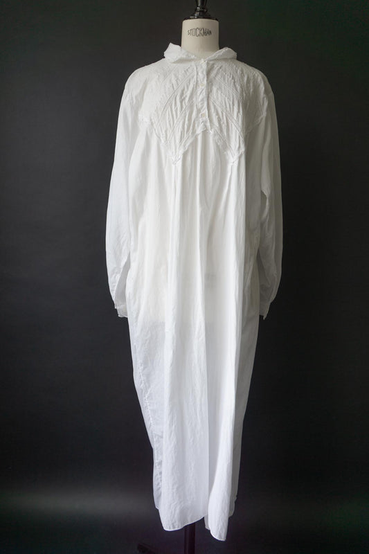 Antikes Baumwoll-Nachthemd mit Biesen und Spitze, M–XL theplaincircle vintage