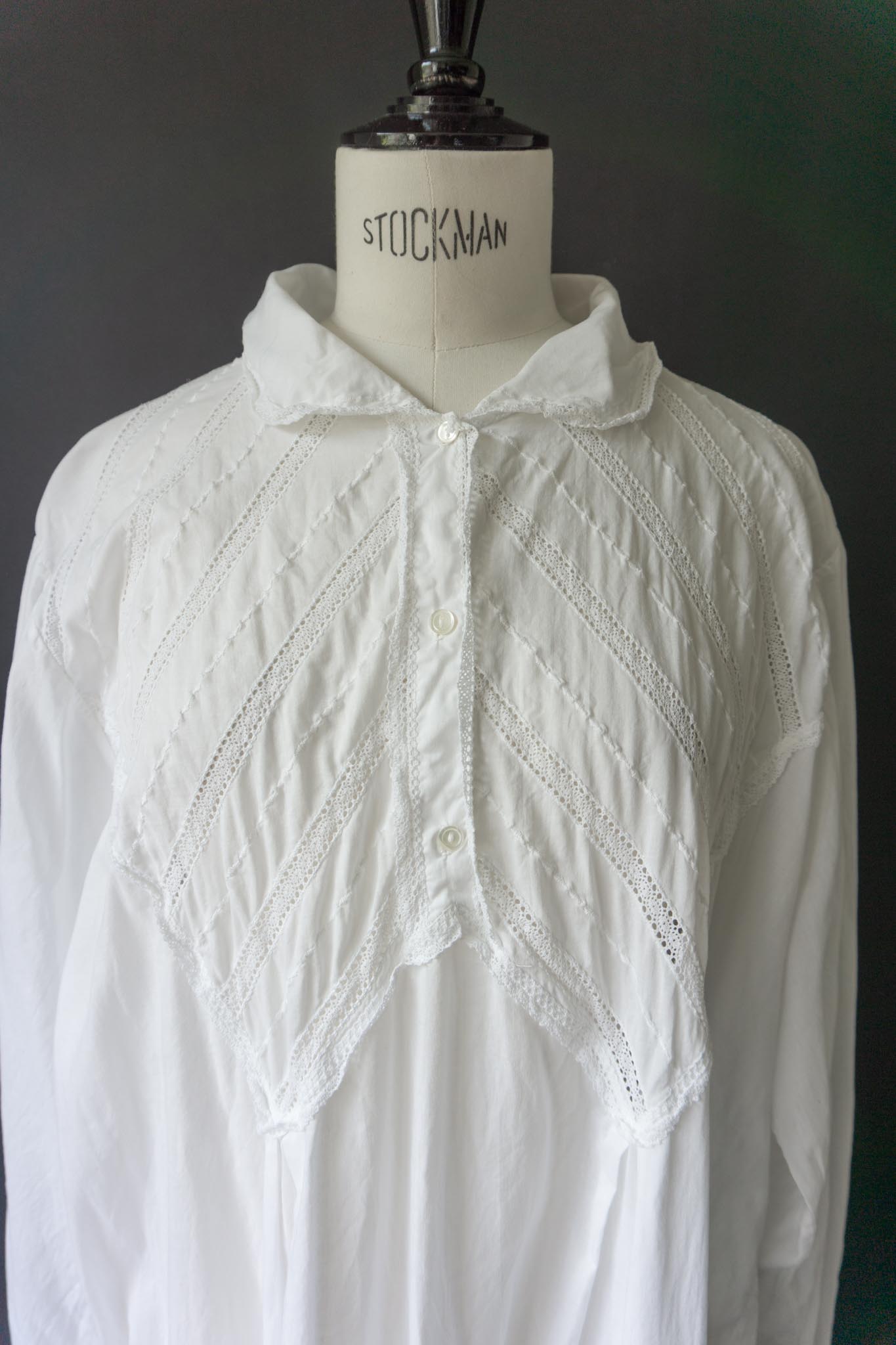 Antikes Baumwoll-Nachthemd mit Biesen und Spitze, M–XL theplaincircle vintage
