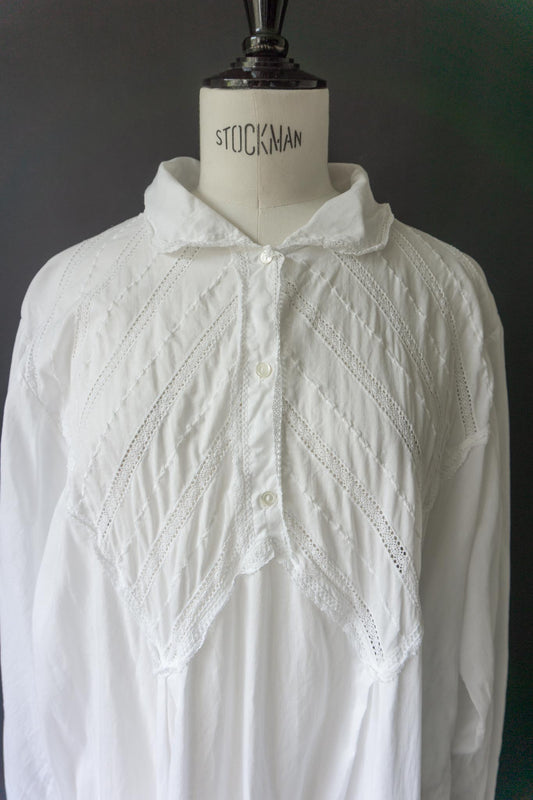 Antikes Baumwoll-Nachthemd mit Biesen und Spitze, M–XL theplaincircle vintage