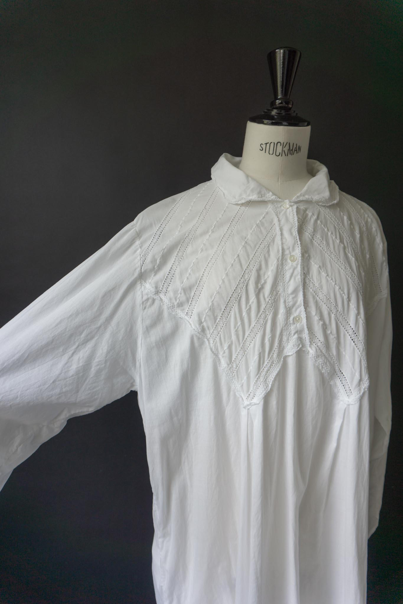 Antikes Baumwoll-Nachthemd mit Biesen und Spitze, M–XL theplaincircle vintage
