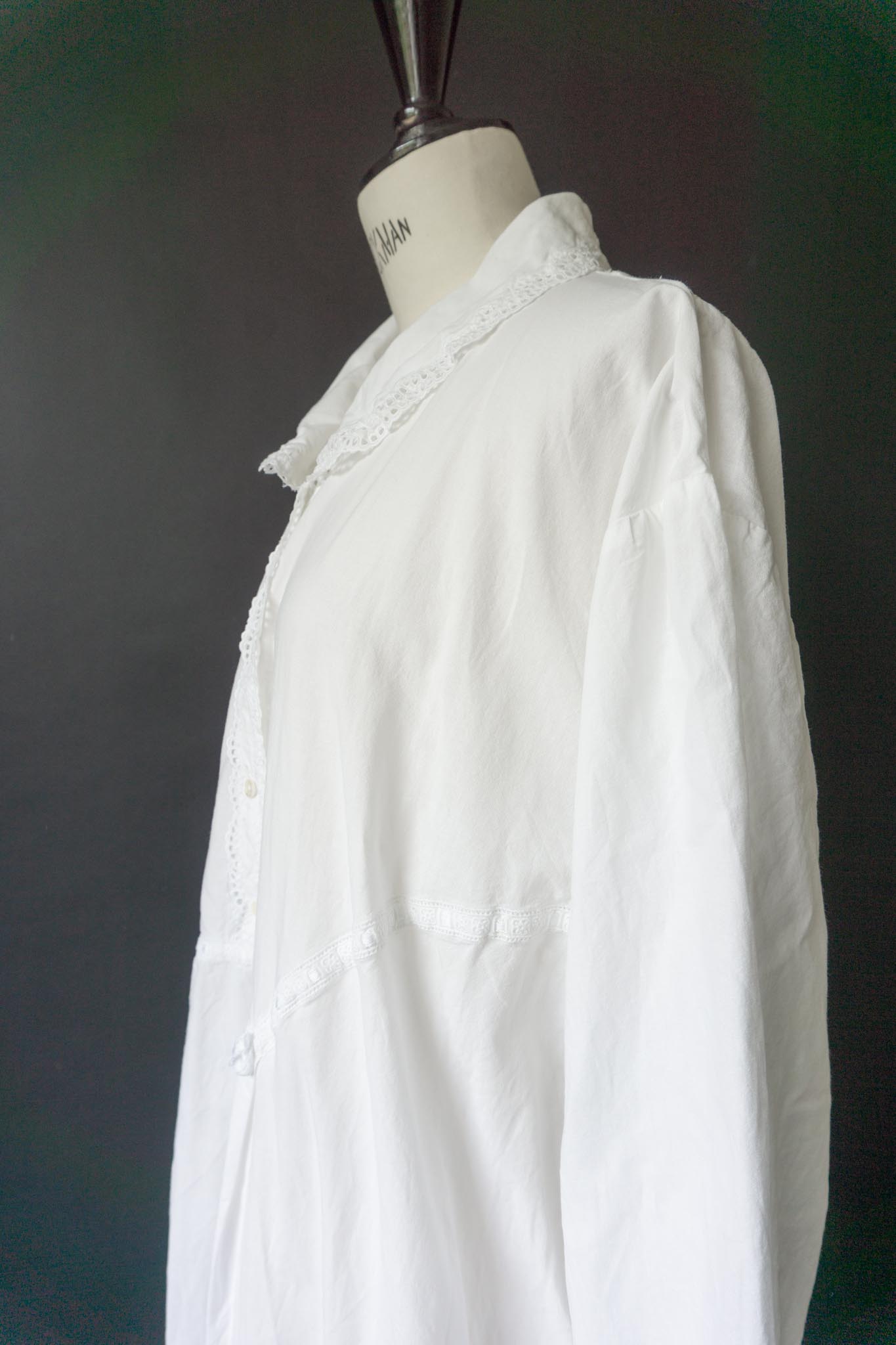 Antikes Baumwoll-Nachthemd mit Spitzenkragen, M–XL theplaincircle vintage