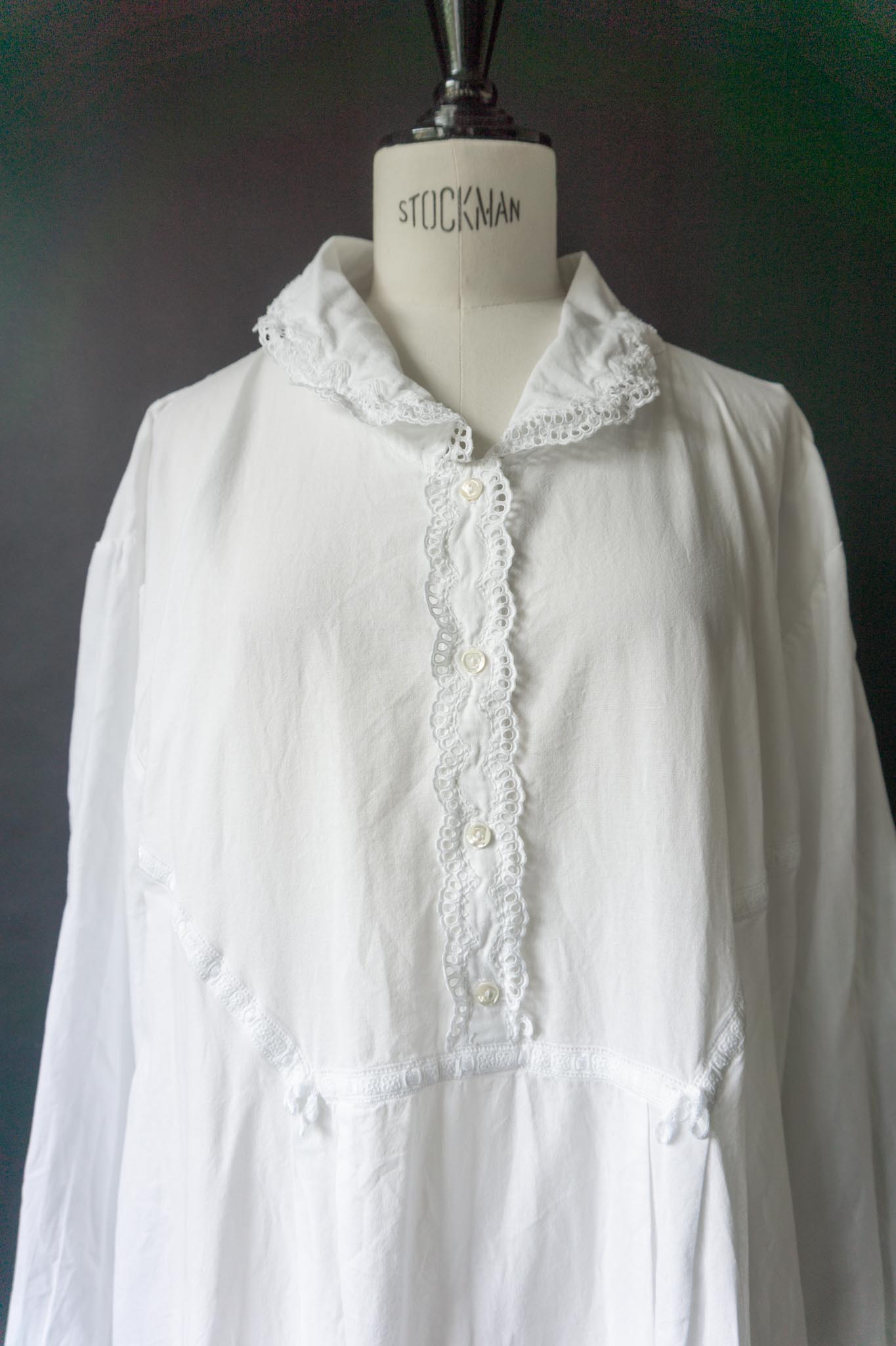 Antikes Baumwoll-Nachthemd mit Spitzenkragen, M–XL theplaincircle vintage