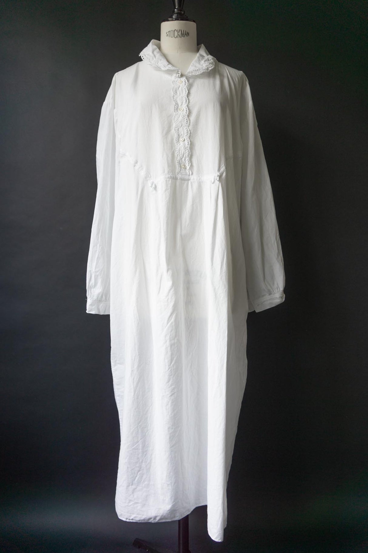 Antikes Baumwoll-Nachthemd mit Spitzenkragen, M–XL theplaincircle vintage