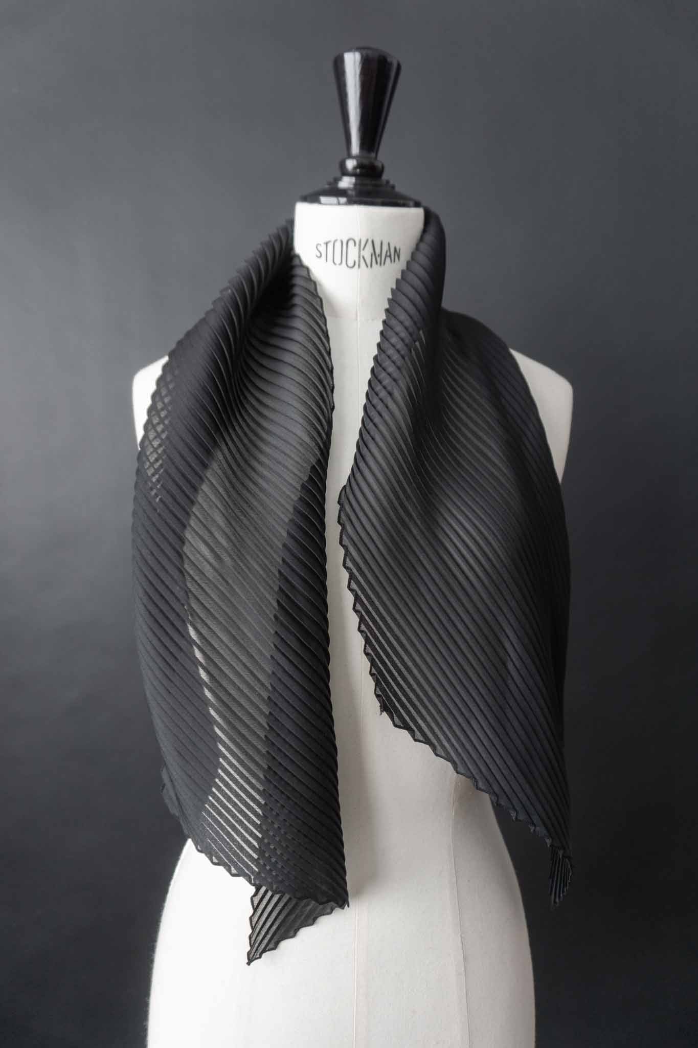 Schwarzer plissierter Vintage-Schal im Issey Miyake style mit skulpturaler Faltung – nachhaltige All Black Mode von theplaincircle vintage