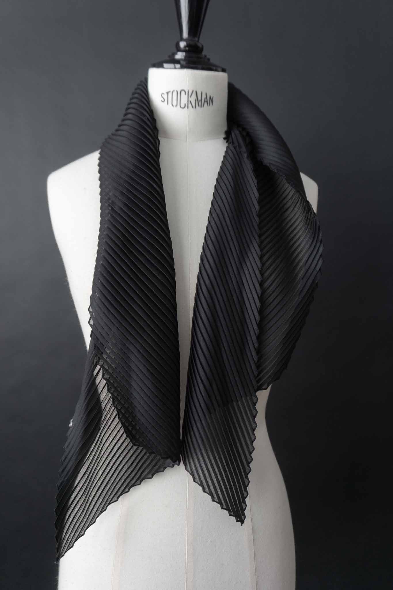 Schwarzer plissierter Vintage-Schal im Issey Miyake style mit skulpturaler Faltung – nachhaltige All Black Mode von theplaincircle vintage