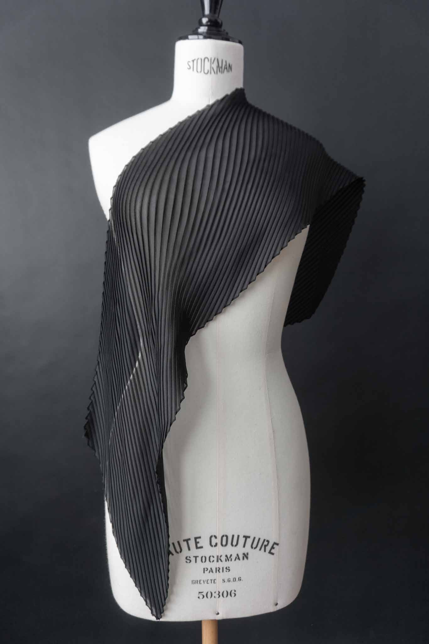 Schwarzer plissierter Vintage-Schal im Issey Miyake style mit skulpturaler Faltung – nachhaltige All Black Mode von theplaincircle vintage