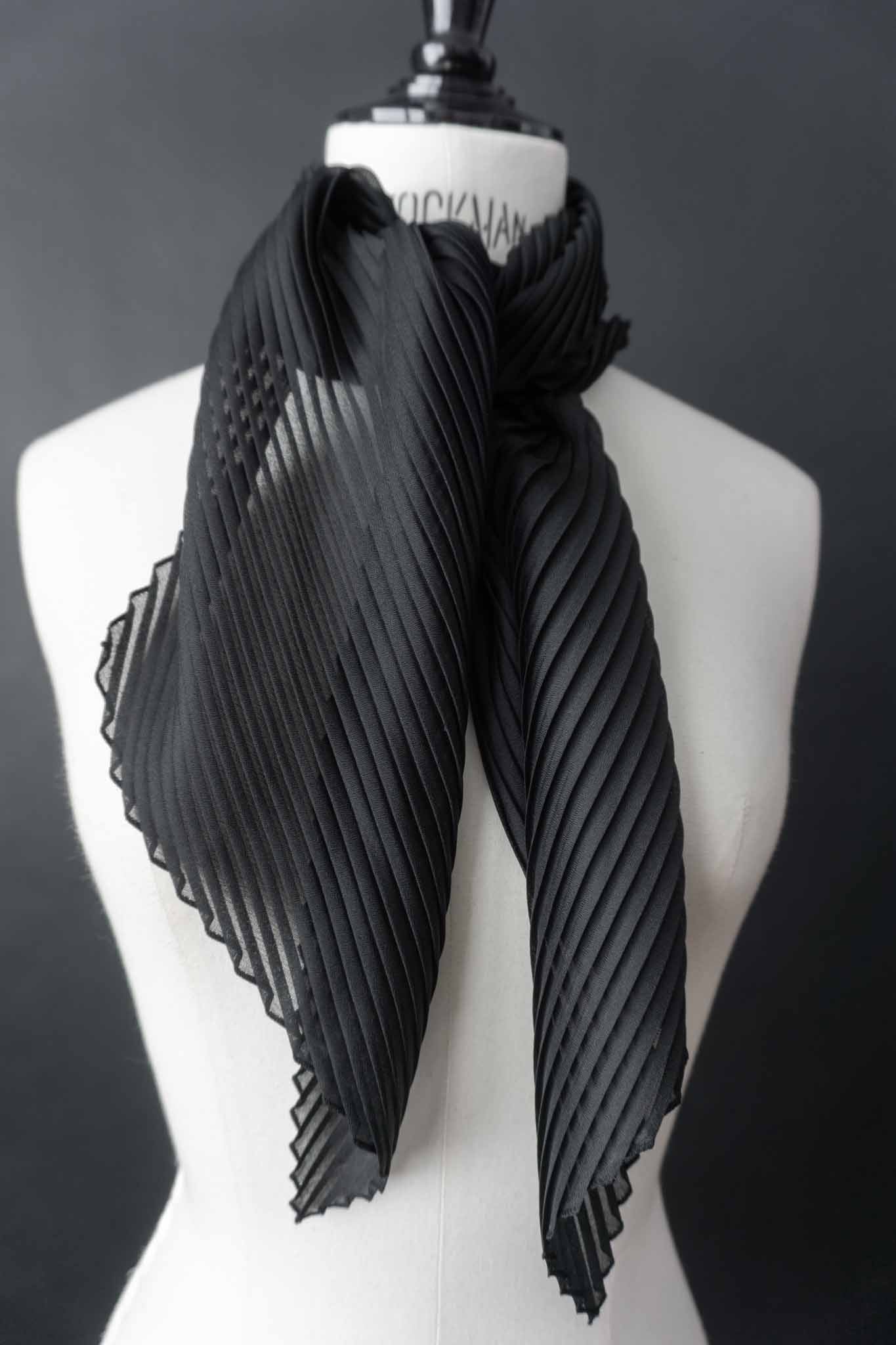 Schwarzer plissierter Vintage-Schal im Issey Miyake style mit skulpturaler Faltung – nachhaltige All Black Mode von theplaincircle vintage