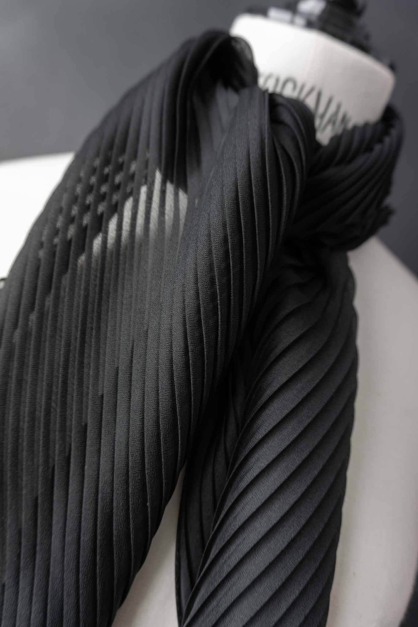 Schwarzer plissierter Vintage-Schal im Issey Miyake style mit skulpturaler Faltung – nachhaltige All Black Mode von theplaincircle vintage