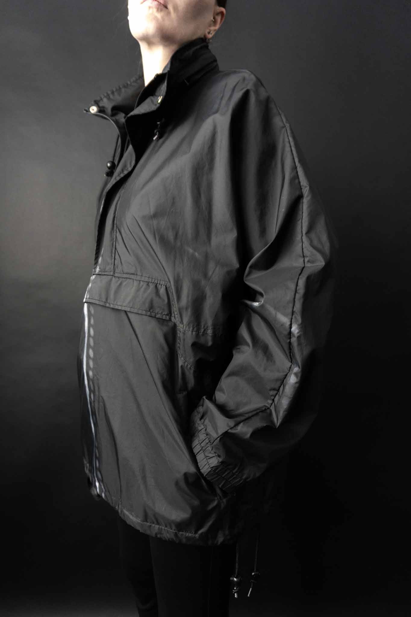 Schwarzer vintage Windbreaker aus Nylon in oversized Schnitt der 90er Jahre