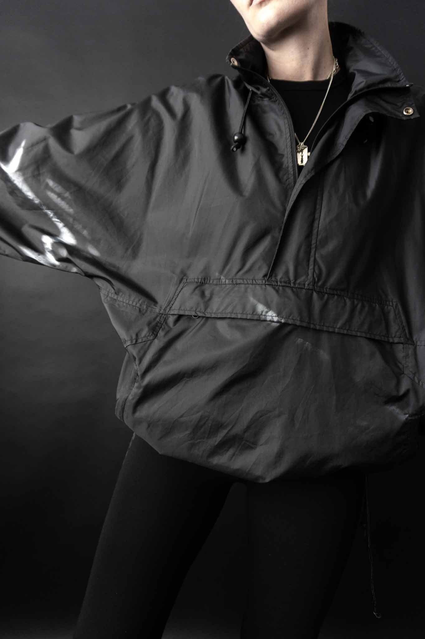 Schwarzer vintage Windbreaker aus Nylon in oversized Schnitt der 90er Jahre