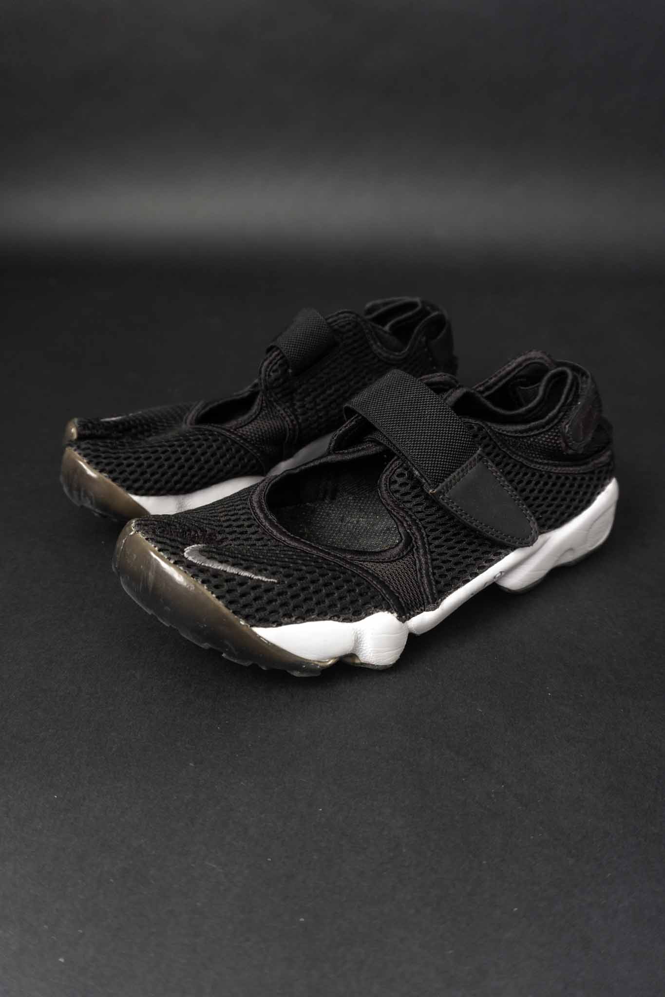 Schwarzer Vintage Nike Air Rift Sneaker mit Split-Toe-Design