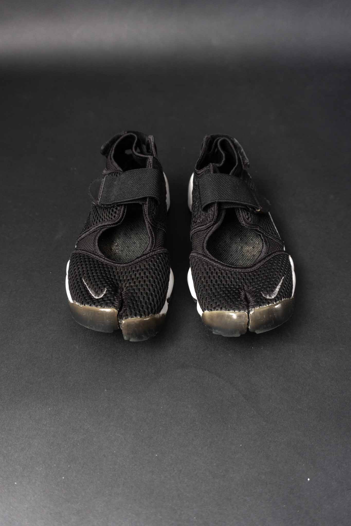 Schwarzer Vintage Nike Air Rift Sneaker mit Split-Toe-Design