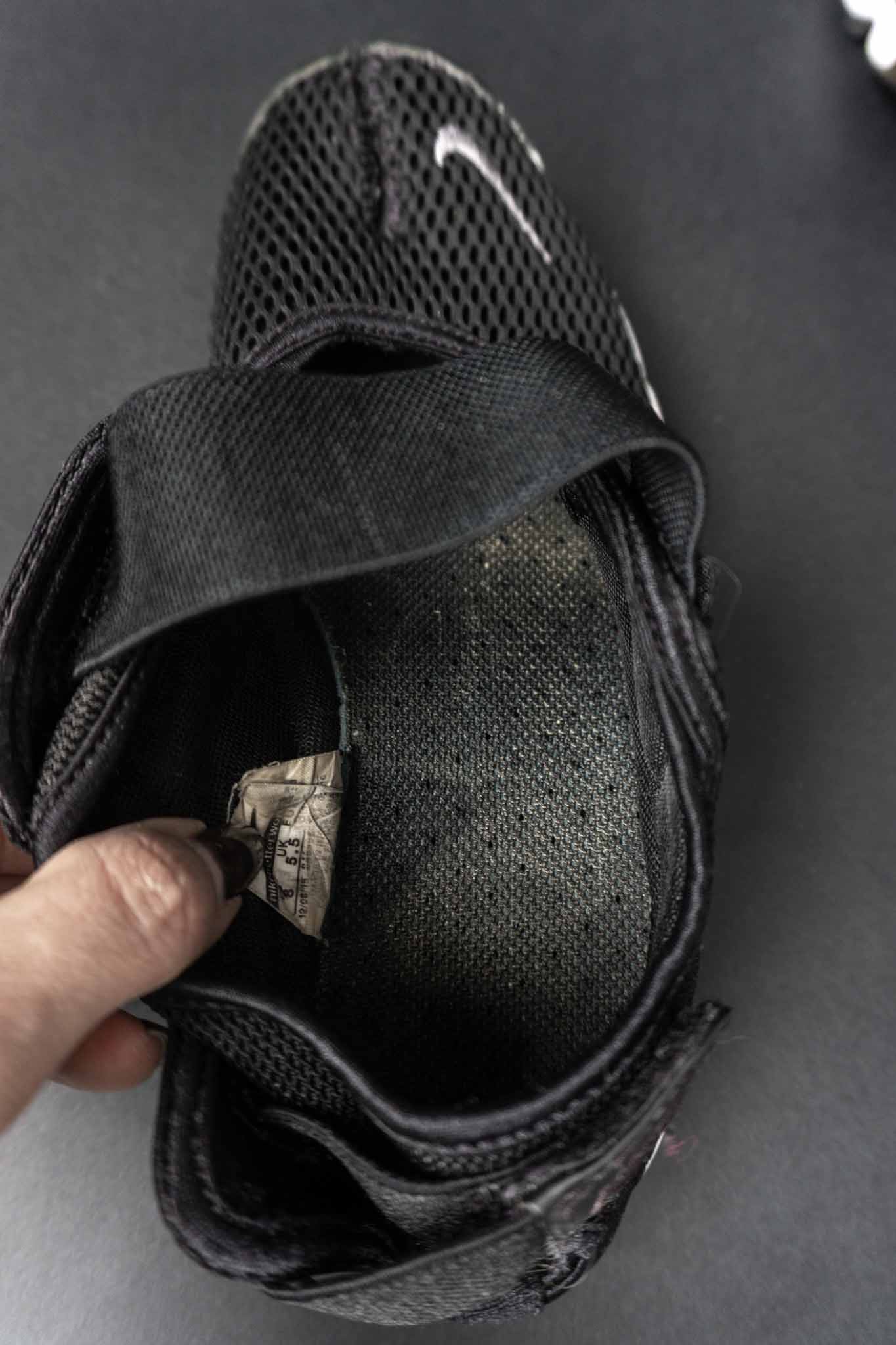 Schwarzer Vintage Nike Air Rift Sneaker mit Split-Toe-Design