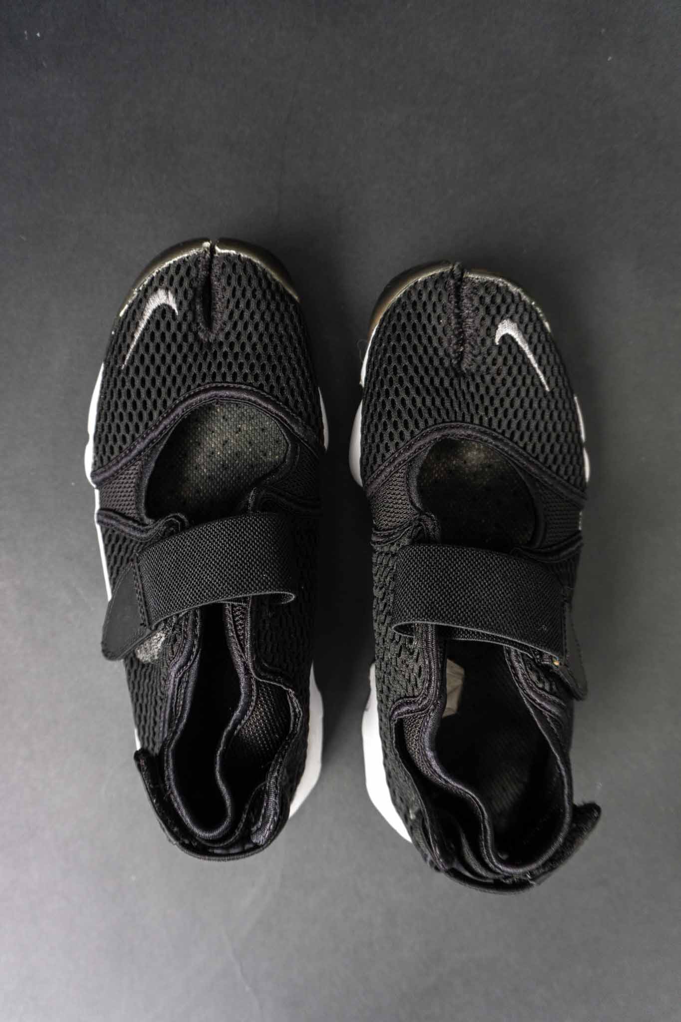 Schwarzer Vintage Nike Air Rift Sneaker mit Split-Toe-Design