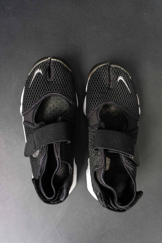 Schwarzer Vintage Nike Air Rift Sneaker mit Split-Toe-Design