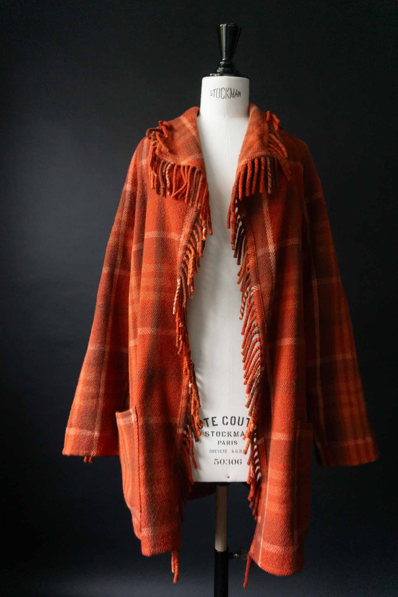 Kariertes Vintage-Wollmantel-Design Made in Italy, 100 % Wolle mit Fransen – handverlesen bei theplaincircle vintage