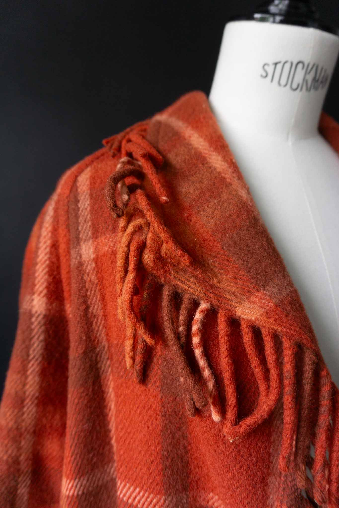 Kariertes Vintage-Wollmantel-Design Made in Italy, 100 % Wolle mit Fransen – handverlesen bei theplaincircle vintage