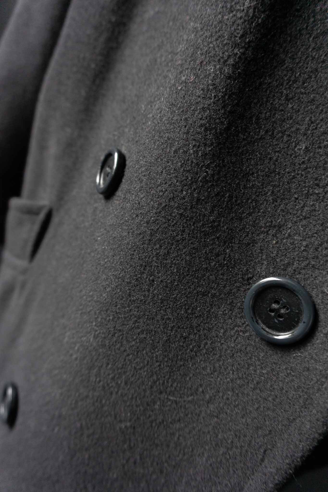 Langer schwarzer Vintage-Wollmantel mit Doppelreihe – minimalistischer Schnitt, handverlesen von theplaincircle vintage