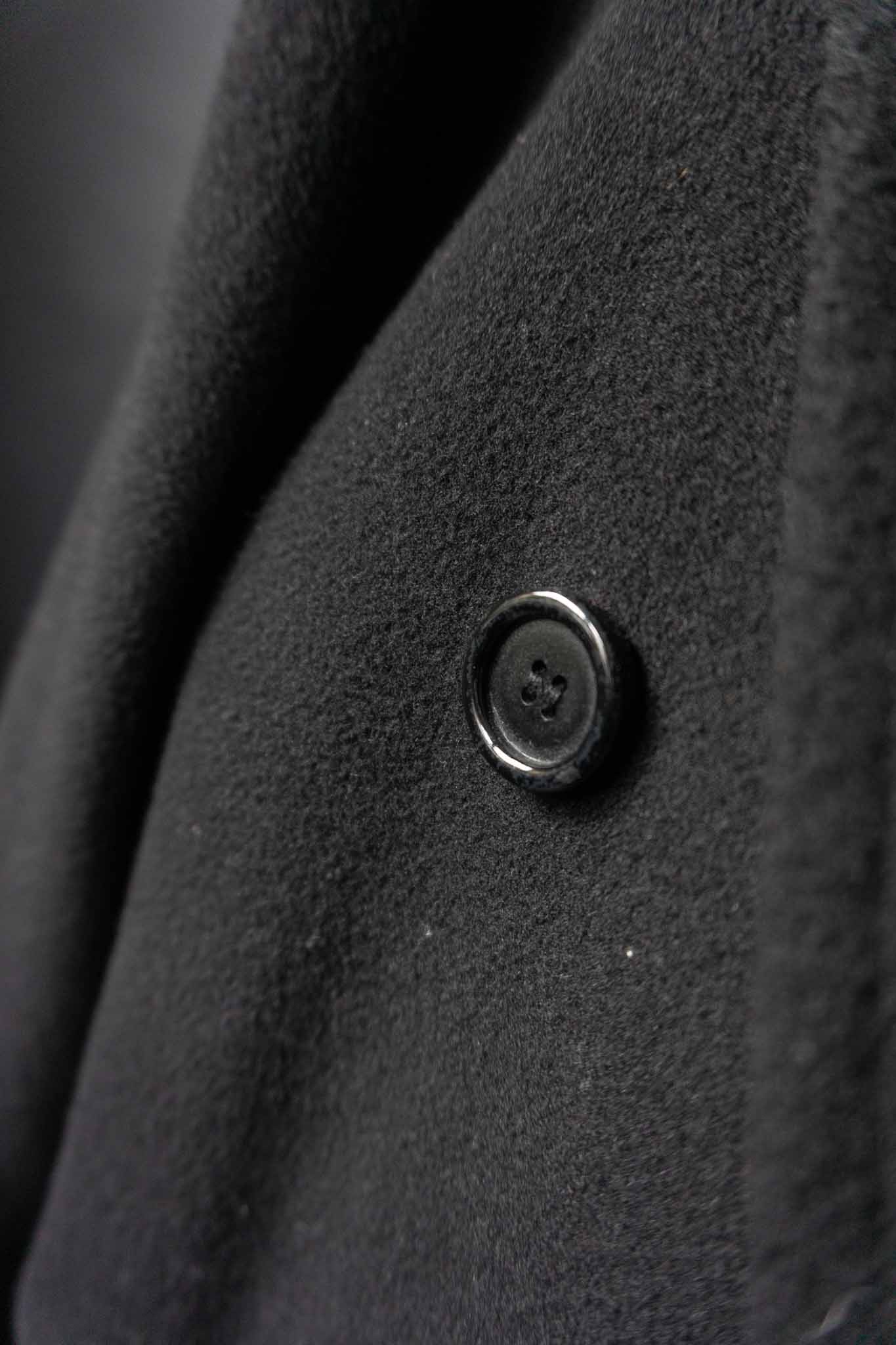 Langer schwarzer Vintage-Wollmantel mit Doppelreihe – minimalistischer Schnitt, handverlesen von theplaincircle vintage