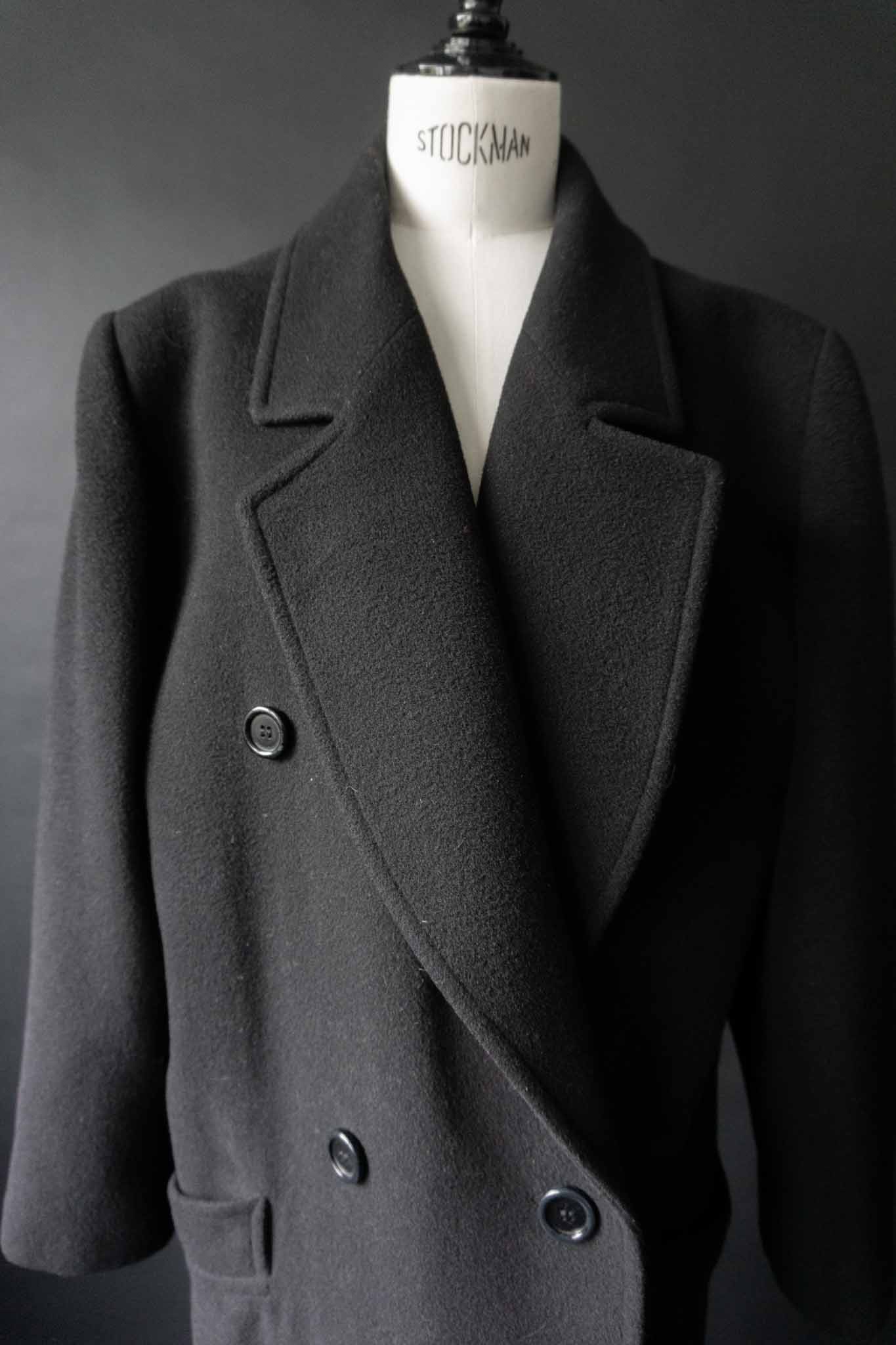 Langer schwarzer Vintage-Wollmantel mit Doppelreihe – minimalistischer Schnitt, handverlesen von theplaincircle vintage