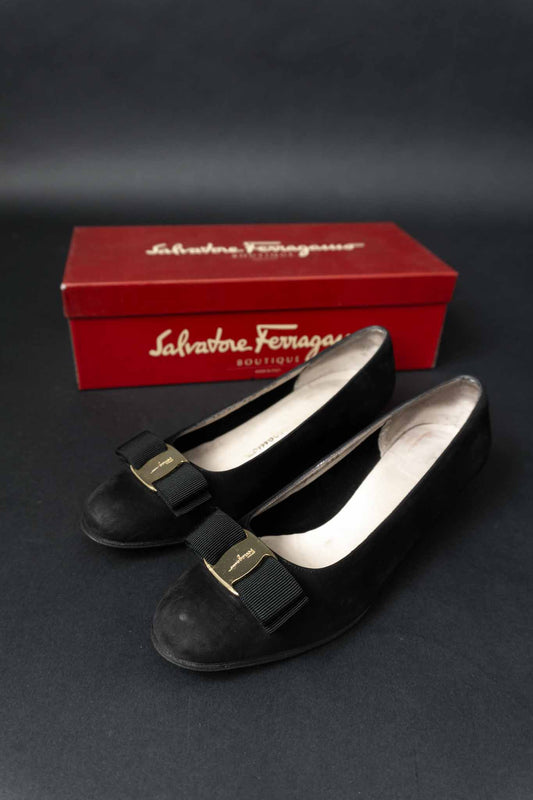 Salvatore Ferragamo Vara Ballerinas schwarz mit goldener Schleife Logo Gr. 37