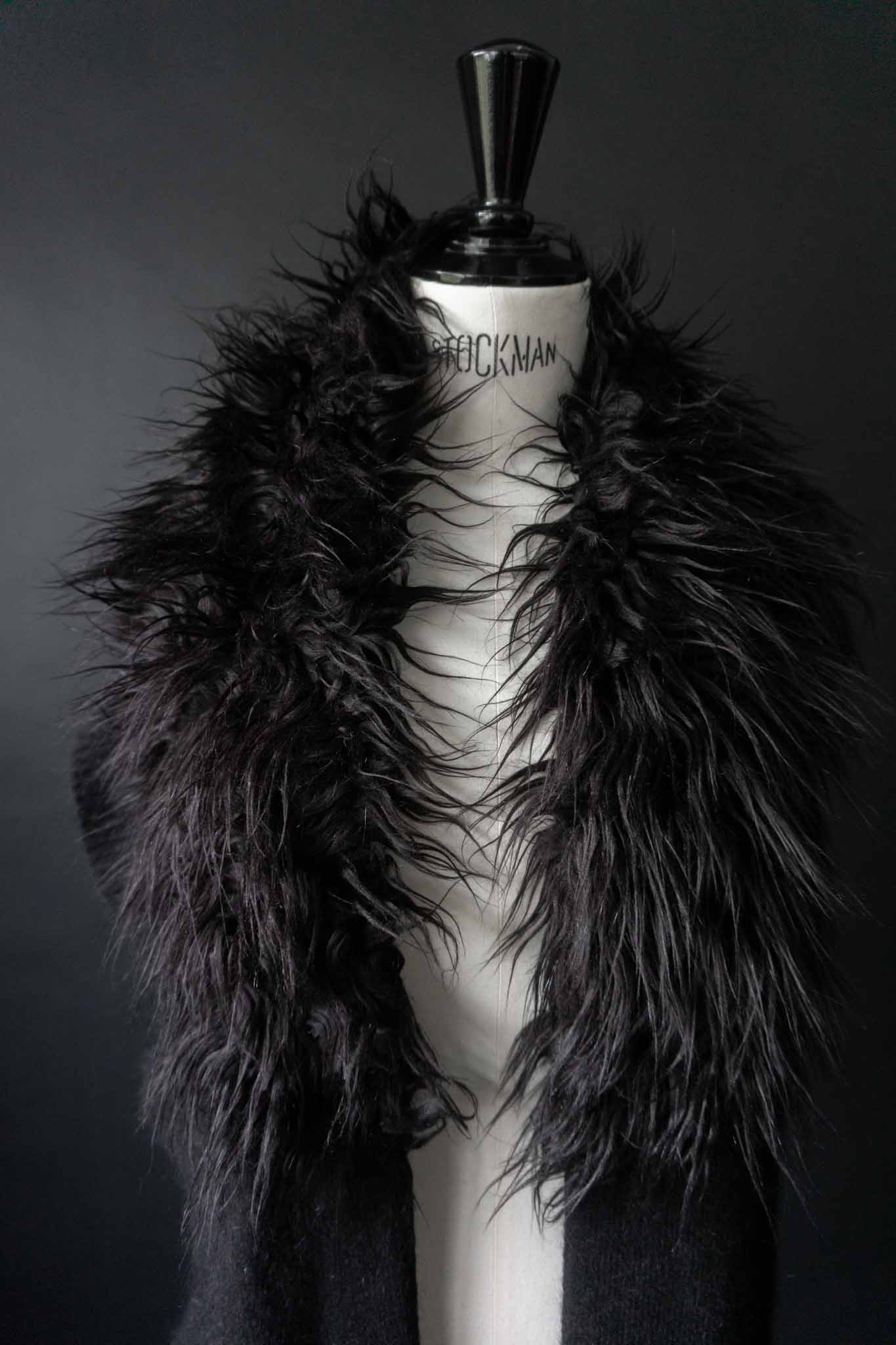Schwarzer Vintage-Schal mit Fake-Fur-Besatz – aus Angora-Wollmischung, handverlesen von theplaincircle vintage
