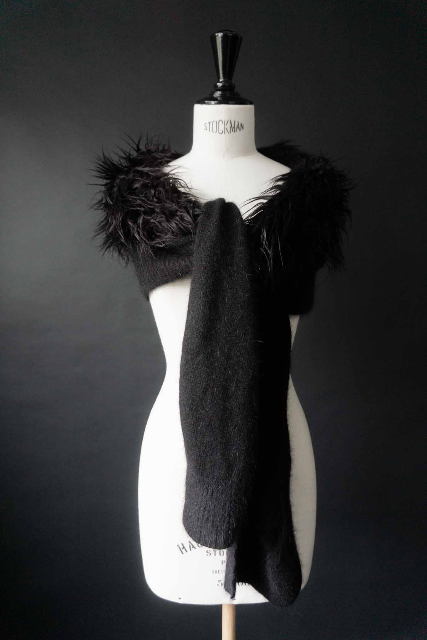 Schwarzer Vintage-Schal mit Fake-Fur-Besatz – aus Angora-Wollmischung, handverlesen von theplaincircle vintage