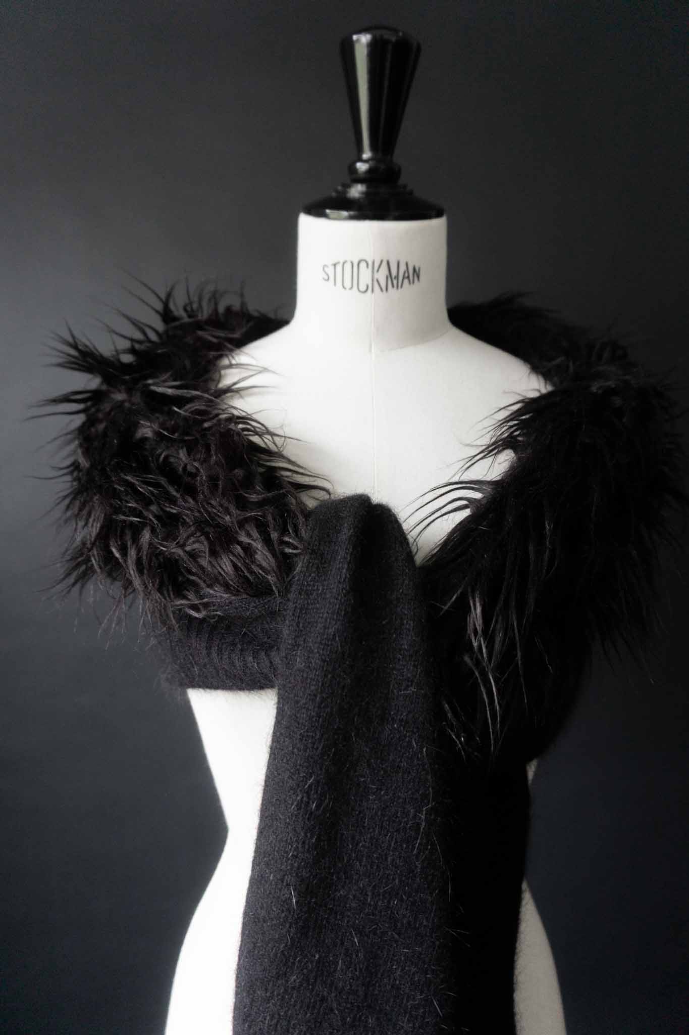 Schwarzer Vintage-Schal mit Fake-Fur-Besatz – aus Angora-Wollmischung, handverlesen von theplaincircle vintage