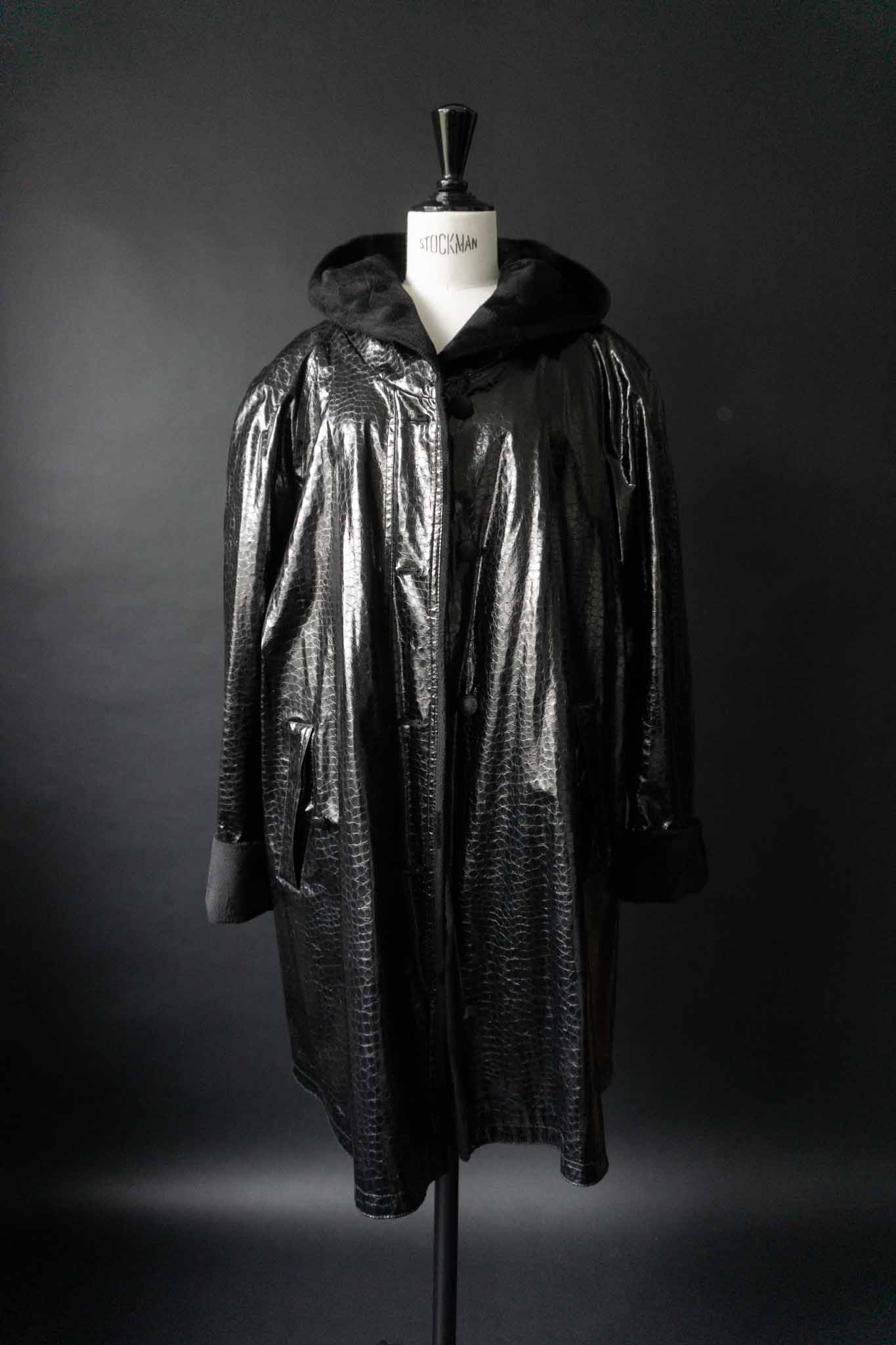 Schwarzer Vintage Lackmantel mit Kapuze und Fake Fur Futter – Oversized, handverlesen von theplaincircle vintage