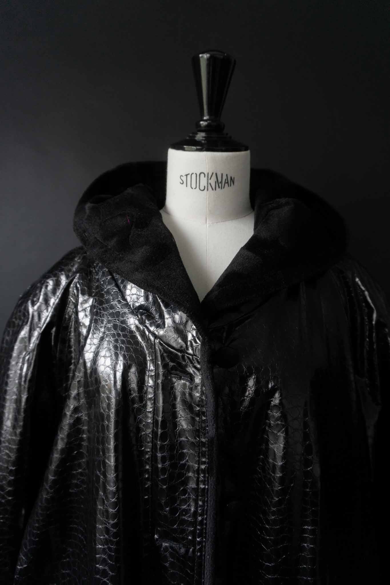 Schwarzer Vintage Lackmantel mit Kapuze und Fake Fur Futter – Oversized, handverlesen von theplaincircle vintage