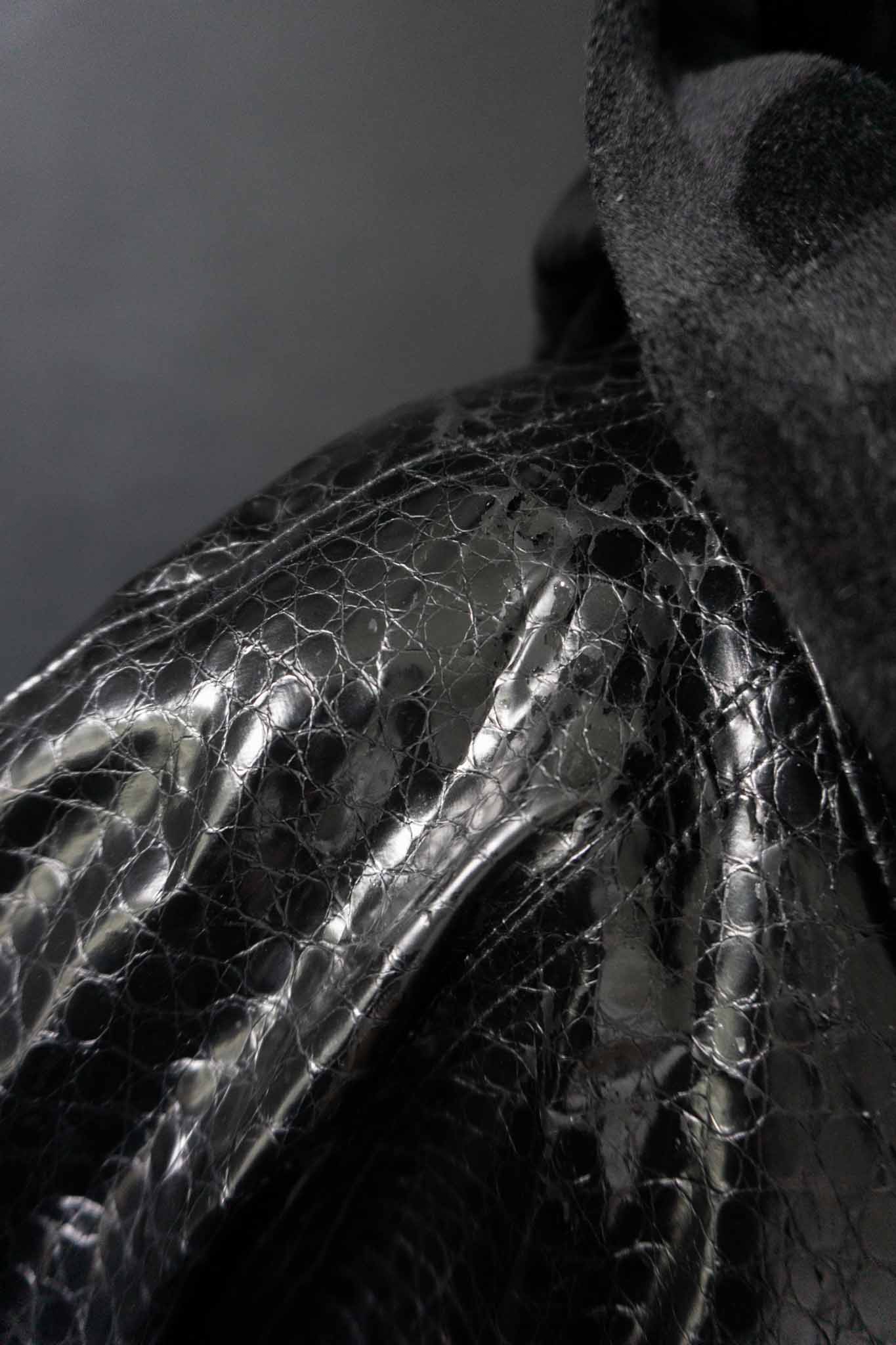 Schwarzer Vintage Lackmantel mit Kapuze und Fake Fur Futter – Oversized, handverlesen von theplaincircle vintage