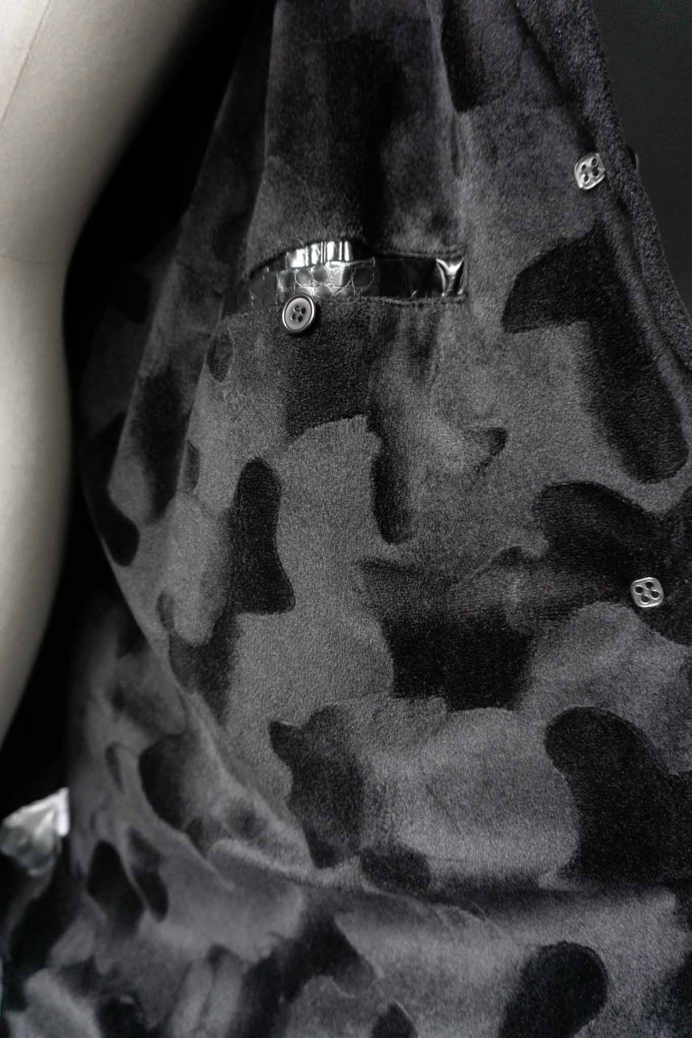 Schwarzer Vintage Lackmantel mit Kapuze und Fake Fur Futter – Oversized, handverlesen von theplaincircle vintage