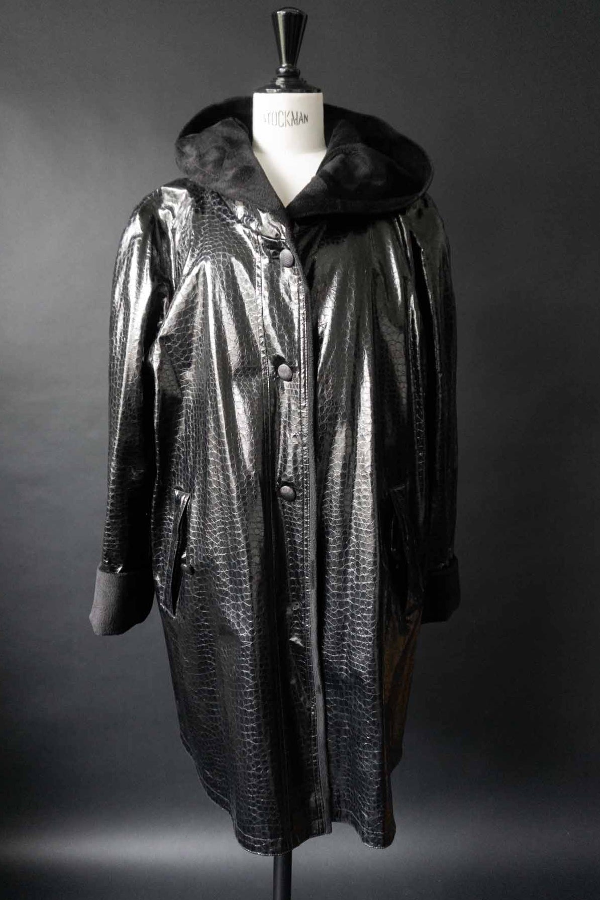 Schwarzer Vintage Lackmantel mit Kapuze und Fake Fur Futter – Oversized, handverlesen von theplaincircle vintage