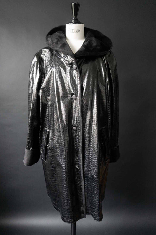 Schwarzer Vintage Lackmantel mit Kapuze und Fake Fur Futter – Oversized, handverlesen von theplaincircle vintage