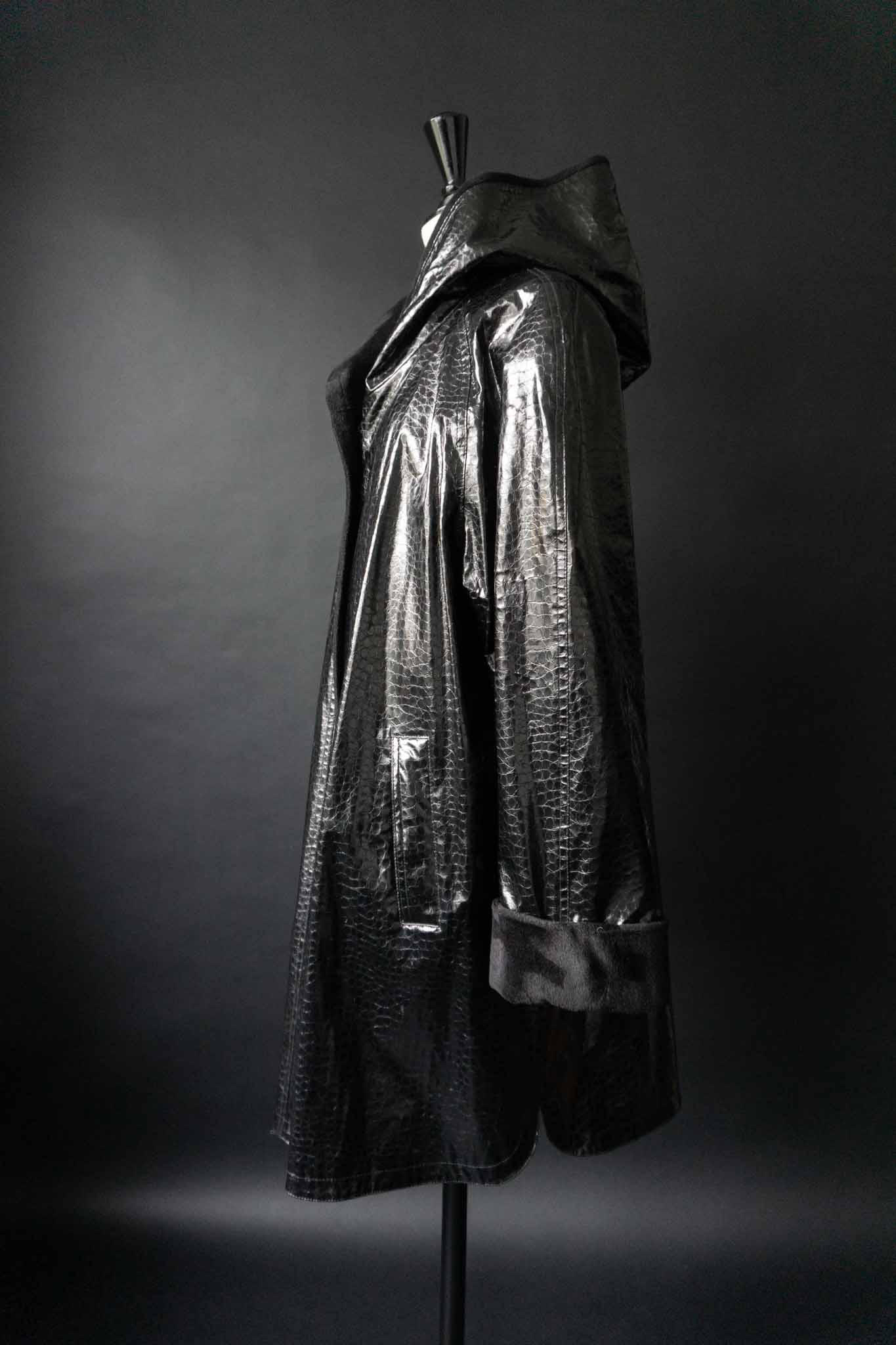 Schwarzer Vintage Lackmantel mit Kapuze und Fake Fur Futter – Oversized, handverlesen von theplaincircle vintage