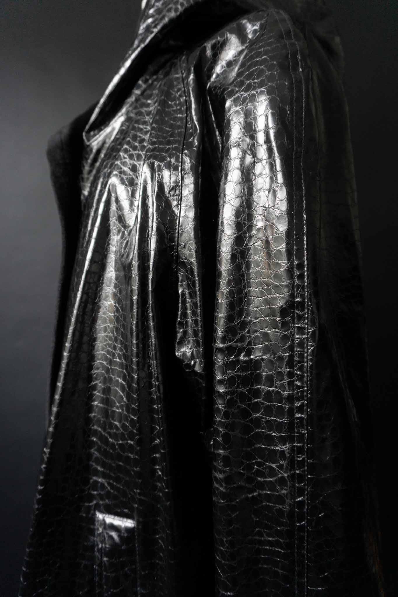 Schwarzer Vintage Lackmantel mit Kapuze und Fake Fur Futter – Oversized, handverlesen von theplaincircle vintage