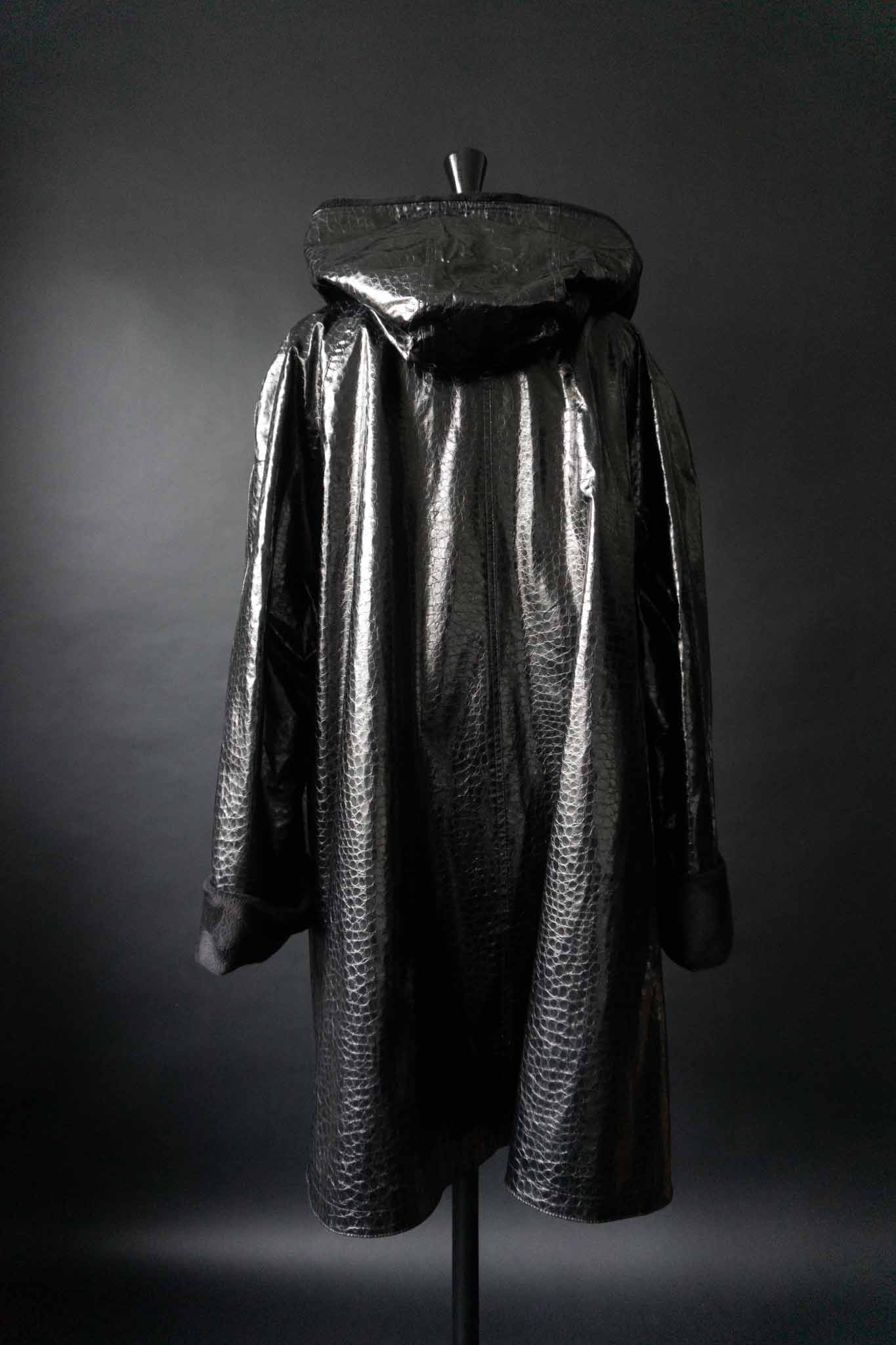 Schwarzer Vintage Lackmantel mit Kapuze und Fake Fur Futter – Oversized, handverlesen von theplaincircle vintage