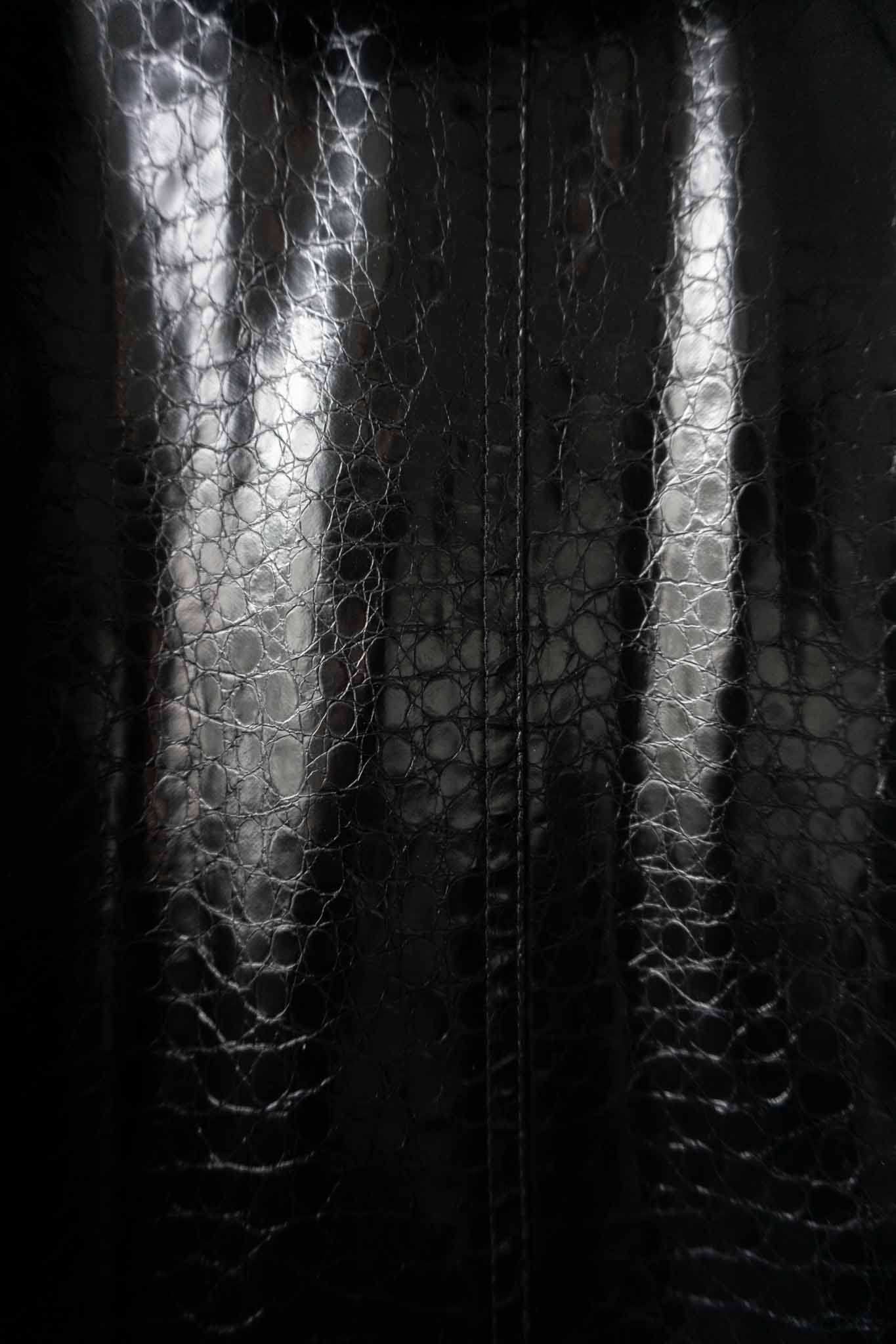 Schwarzer Vintage Lackmantel mit Kapuze und Fake Fur Futter – Oversized, handverlesen von theplaincircle vintage