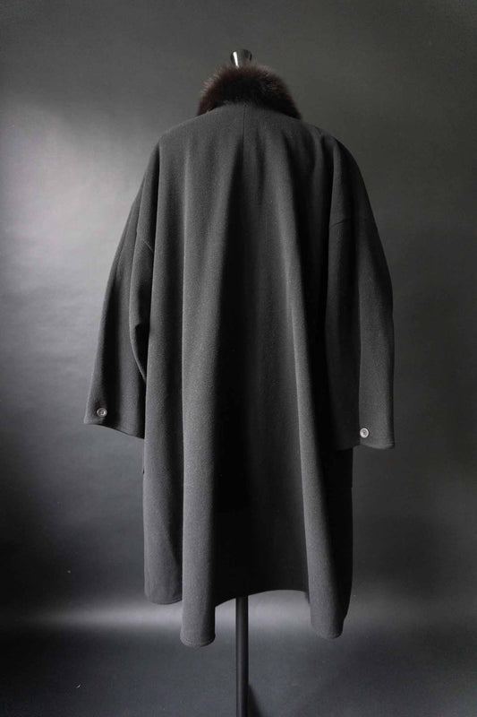 Schwarzer Vintage-Wollmantel mit Fake-Fur-Besatz aus 100 % Wolle – handverlesen von theplaincircle vintage