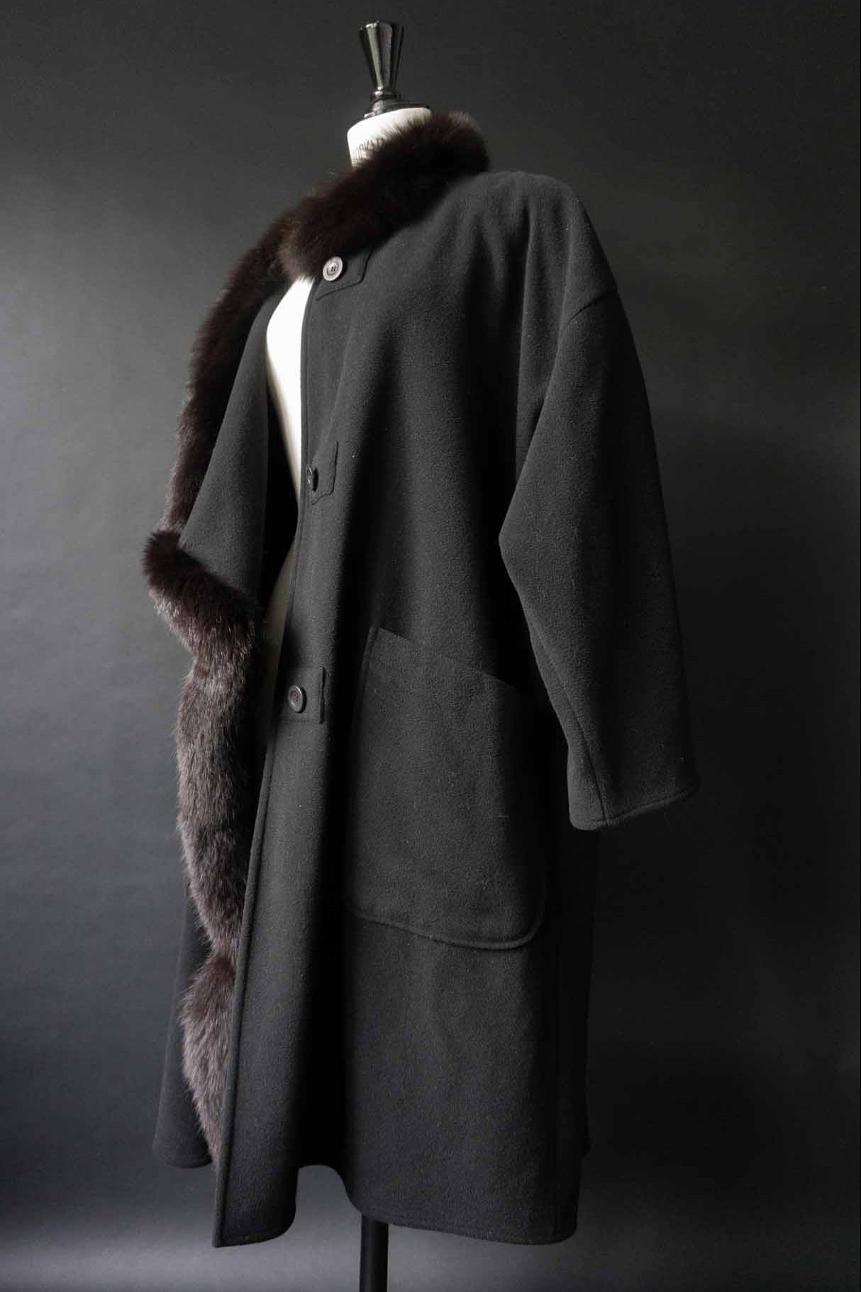 Schwarzer Vintage-Wollmantel mit Fake-Fur-Besatz aus 100 % Wolle – handverlesen von theplaincircle vintage