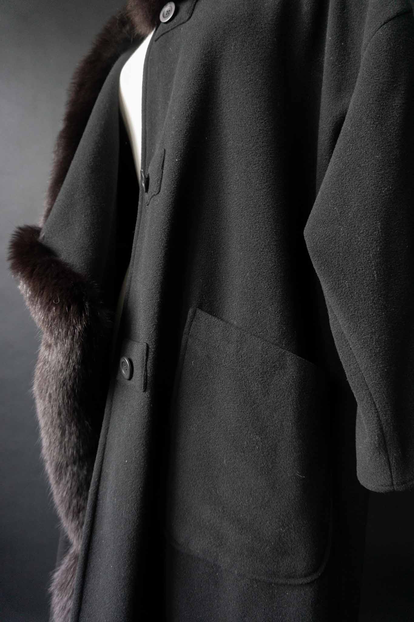 Schwarzer Vintage-Wollmantel mit Fake-Fur-Besatz aus 100 % Wolle – handverlesen von theplaincircle vintage