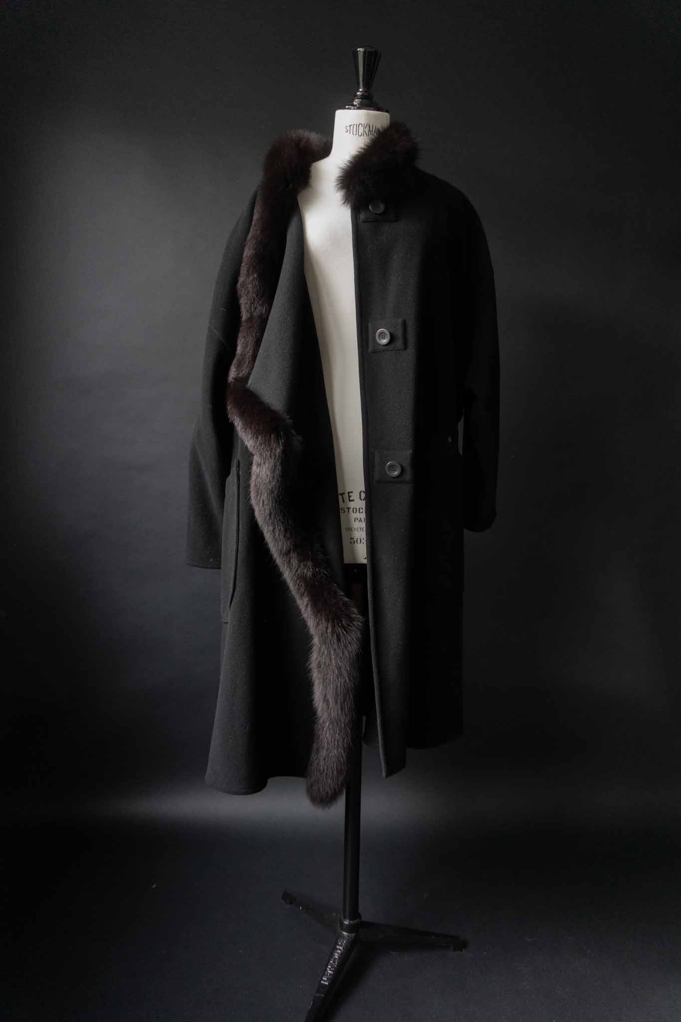 Schwarzer Vintage-Wollmantel mit Fake-Fur-Besatz aus 100 % Wolle – handverlesen von theplaincircle vintage